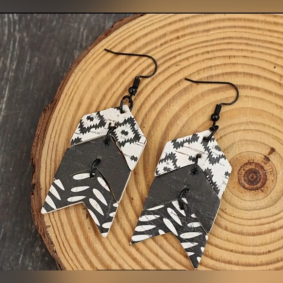 2 For $25 Womens Weatern Black and White Geometric Earrings NWT - Picture 3 of 5